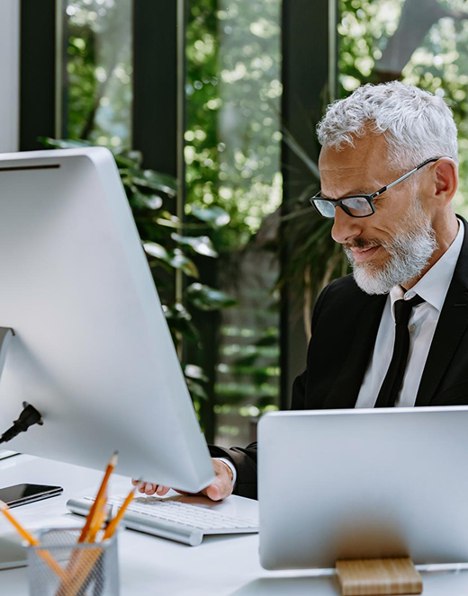 Gestor analisando dados em ambiente corporativo